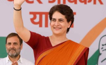 प्रियंका गांधी वाड्रा और राहुल गांधी बिहार में ‘वोटर अधिकार यात्रा’ के मंच पर समर्थकों का अभिवादन करते हुए।