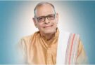 Achyut Potdar, veteran Indian actor and professor in 3 Idiots, smiling in traditional attire with glasses.