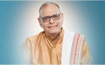 Achyut Potdar, veteran Indian actor and professor in 3 Idiots, smiling in traditional attire with glasses.